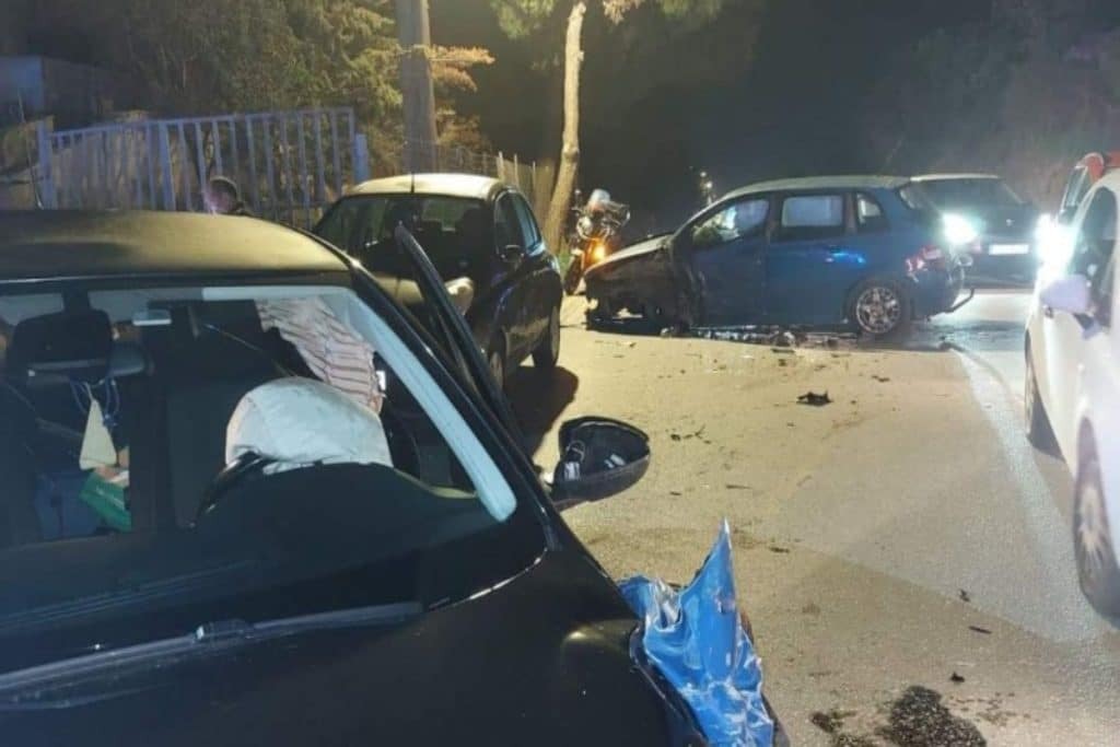 Πανικός στα Σπάτα: Αυτοκίνητο μπήκε στο αντίθετο ρεύμα και έπεσε πάνω σε δύο οχήματα