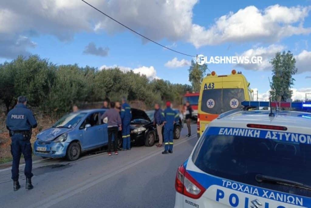 Χανιά: Καραμπόλα τριών αυτοκινήτων – Εγκλωβίστηκε ένα άτομο [εικόνες]