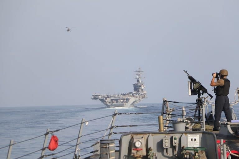 Πετρελαιοφόρα εκτρέπονται από τα Στενά του Ορμούζ – Έτοιμοι να πολεμήσουν «μέχρι τέλους» δηλώνουν οι Ιρανοί
