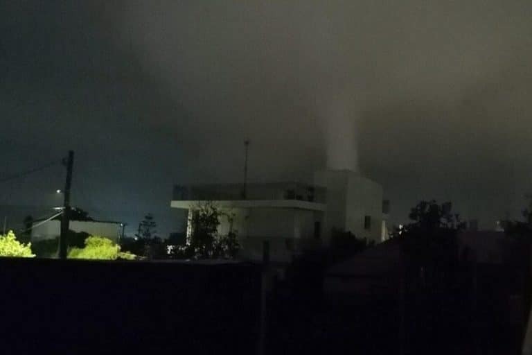 Σοκαριστικές ζημιές στη Βάρη: Ανεμοστρόβιλος διέλυσε σπίτι εξαμελούς οικογένειας [εικόνες]