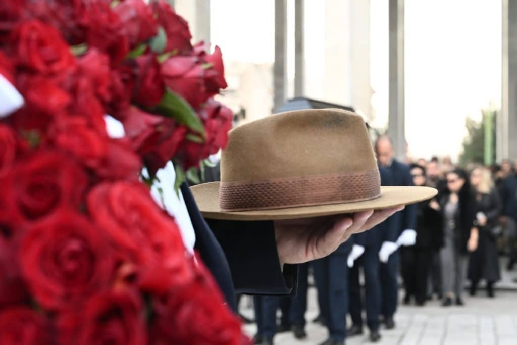 Βασίλης Βασιλικός: «Ράγισαν καρδιές» οι επικήδειοι – Με το αγαπημένο καπέλο του κηδεύτηκε ο σπ