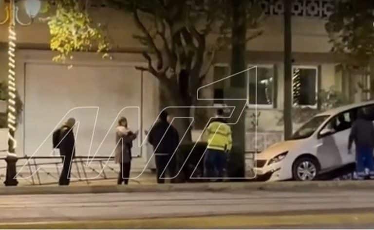 Τροχαίο κοντά στη Βουλή τα ξημερώματα – Αυτοκίνητο έπεσε πάνω στα κάγκελα πεζοδρομίου