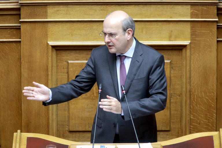 Χατζηδάκης προς τράπεζες και παρόχους POS: Εξετάστε τη μείωση προμηθειών