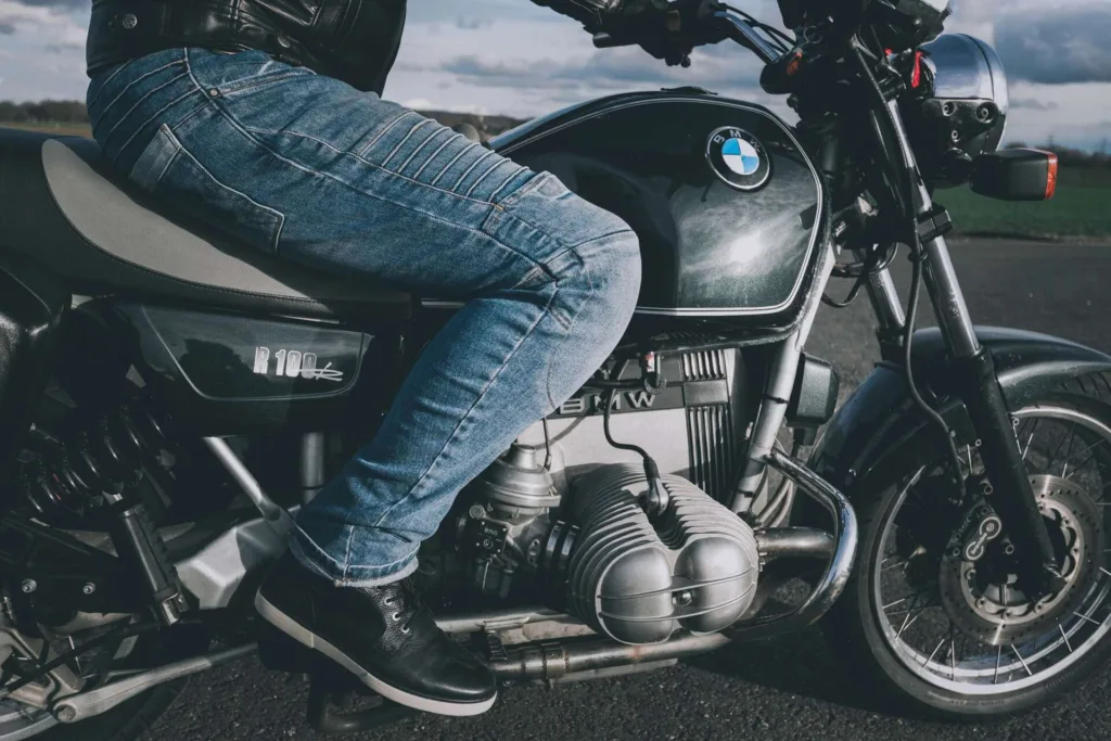 Σορτσάκι, Jeans, ή παντελόνι μοτοσυκλέτας;