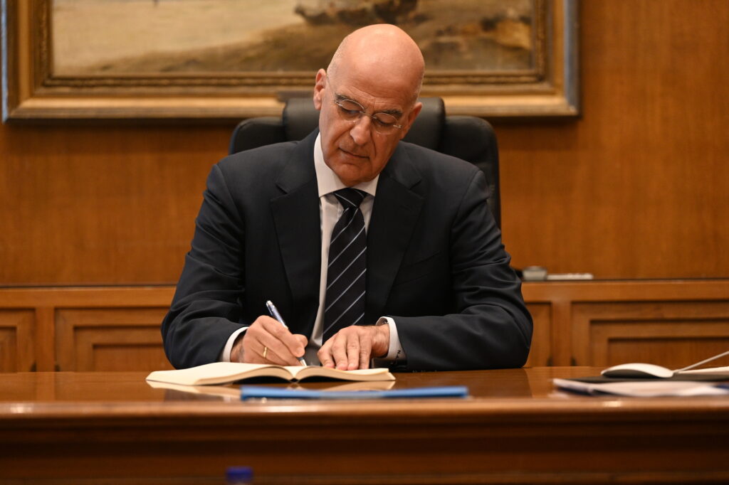 Δένδιας στον ΕΤ: Το βιβλίο είναι παράθυρο για να διευρύνεις ορίζοντες