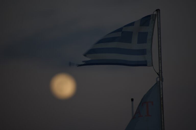 Πανσέληνος Δεκεμβρίου: Μοναδικές εικόνες από το «ψυχρό φεγγάρι»