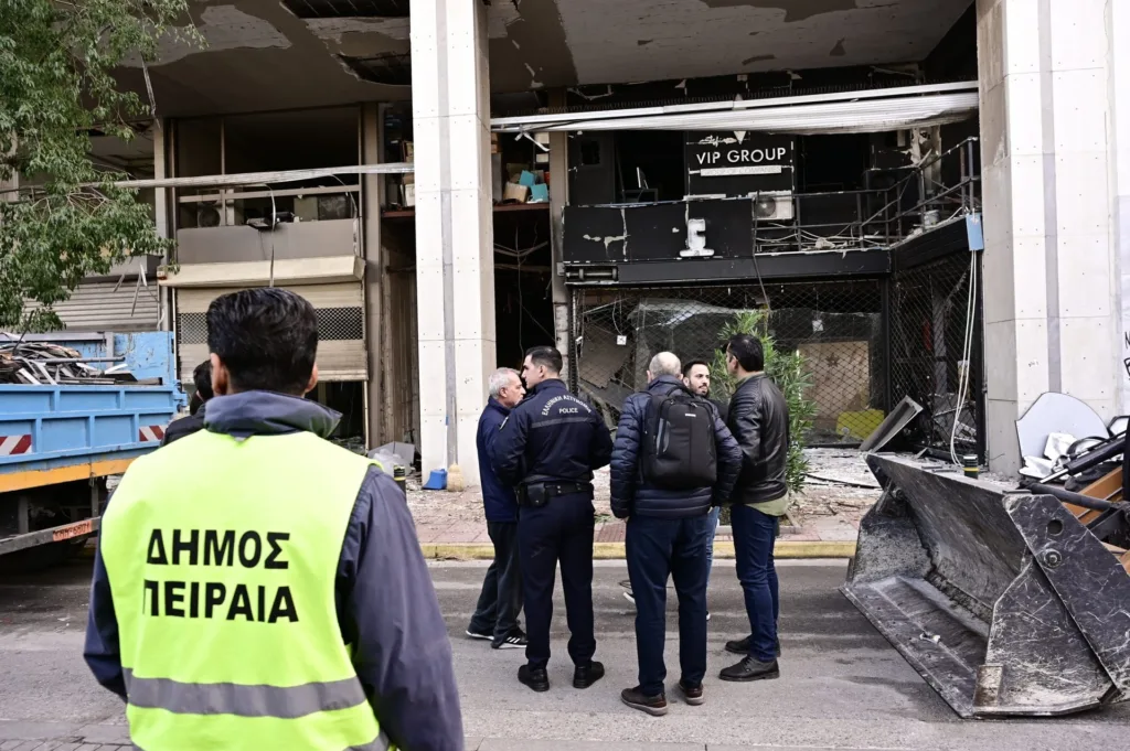 Πειραιάς: Επίθεση με γκαζάκια σε γραφεία ναυτιλιακής εταιρείας – Προκλήθηκαν φθορές