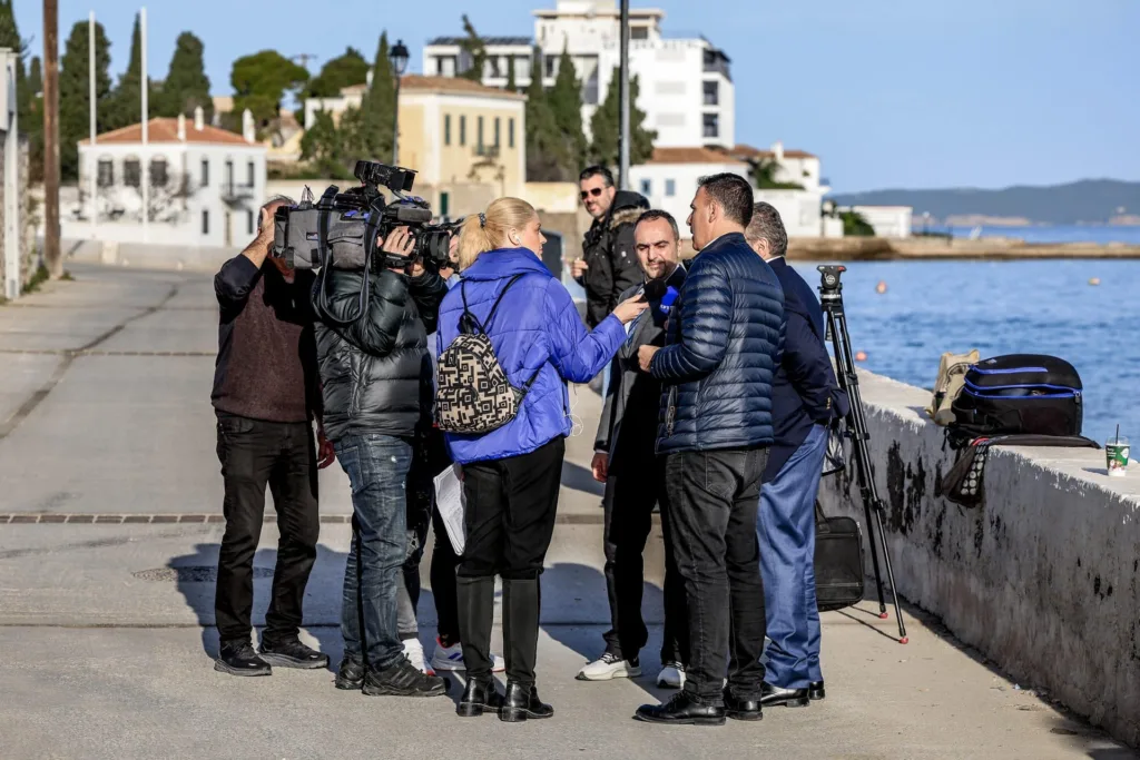 ΣΥΡΙΖΑ: Τέλος το τριήμερο στις Σπέτσες
