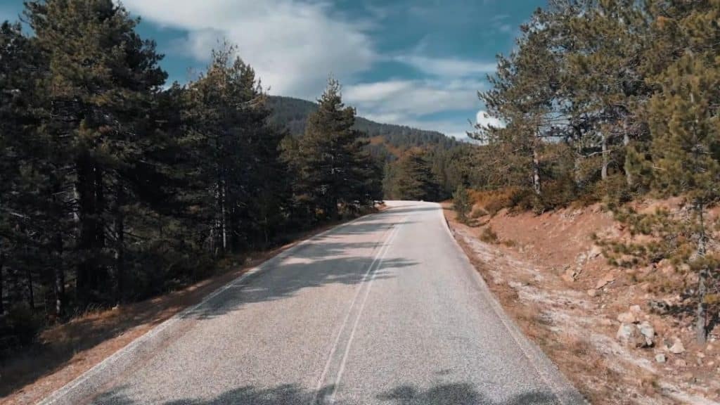 Στην Πιερία βρίσκεται ο πιο επικίνδυνος δρόμος – Ανηφορίζει ενώ τα αυτοκίνητα κατηφορίζουν[Βίντεο]