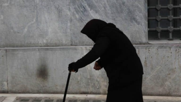 Βόλος: Απατεώνες έπεσαν σε… λάθος γιαγιά – Τους «πλάκωσε» με τη μαγκούρα της