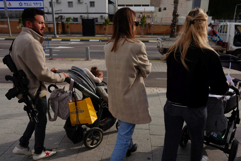 Ισραήλ: Μια φαινομενική κανονικότητα στο Τελ Αβίβ – Αφίσες με ομήρους, στρατιώτες στους δρόμους, σέρφερ σε παραλίες