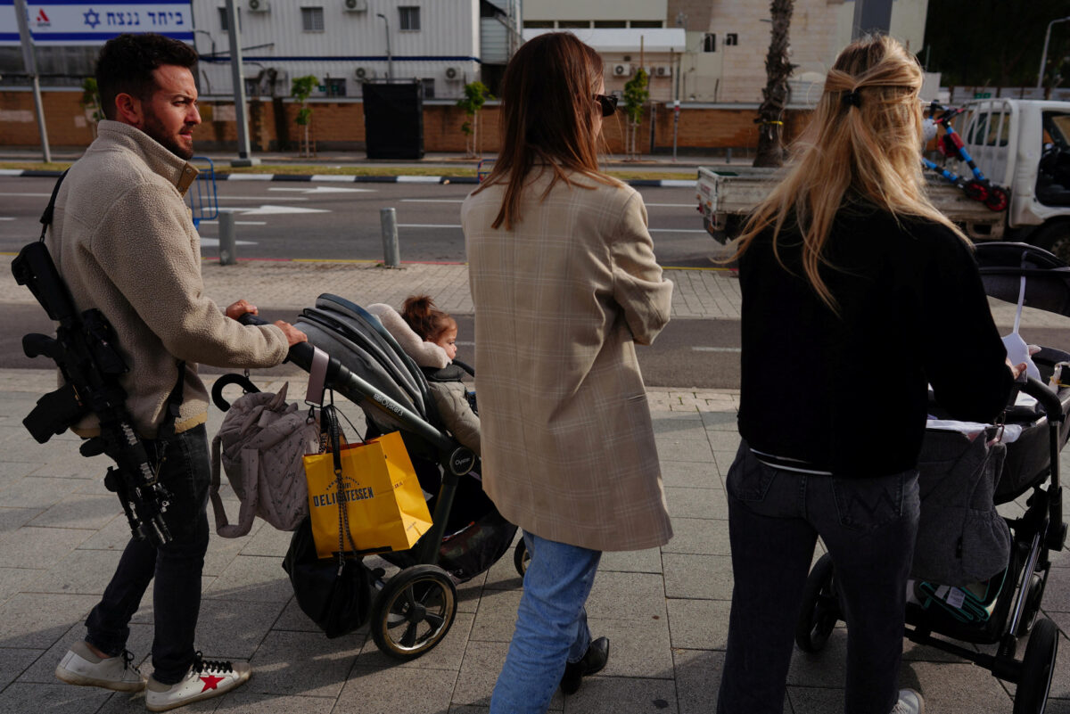 Ισραήλ: Μια φαινομενική κανονικότητα στο Τελ Αβίβ - Αφίσες με ομήρους, στρατιώτες στους δρόμους, σέρφερ σε παραλίες