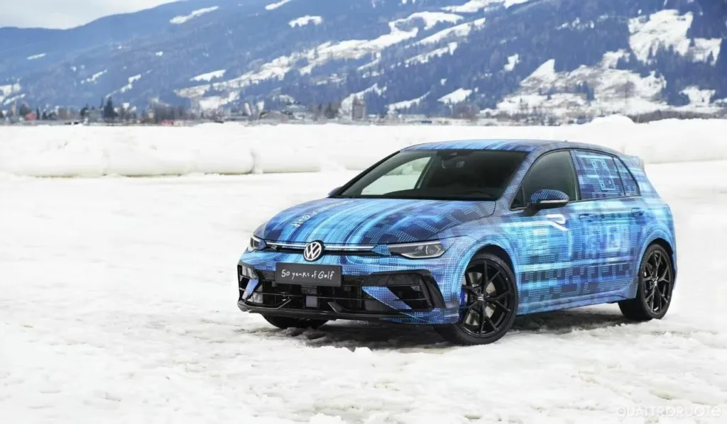 Το νέο VW Golf R ξεπροβάλλει μέσα απ’ τα χιόνια