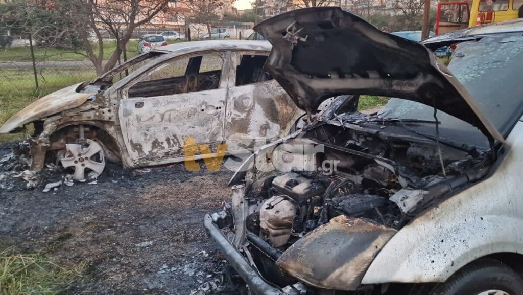 Λαμία: Εκρήξεις και φωτιά σε αυτοκίνητα τα ξημερώματα – Κάηκαν ολοσχερώς [Βίντεο]