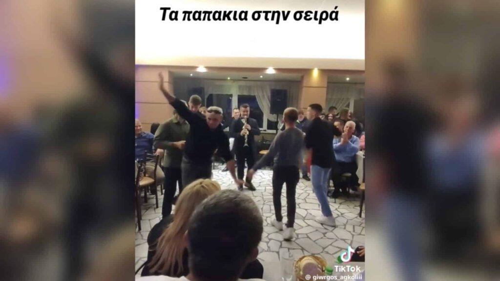 Viral ο Λαρισαίος που διασκεύασε «Τα παπάκια» με κλαρίνο – Ο έξαλλος χορός που ακολούθησε [Βίντεο]