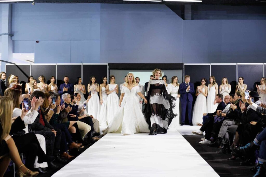 Bridal collection Tranoulis: Ο ρομαντισμός στη πασαρέλα και η λάμψη της Καμπουρέλη με το νυφικό υπερπαραγωγή [εικόνες]