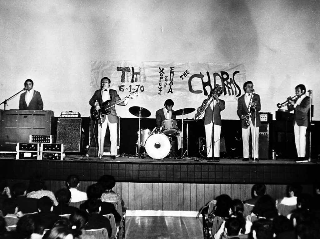 Ο Νταλάρας τραγουδιστής των Crummy Ones το 1966 – Λεύκωμα με τα ελληνικά συγκροτήματα των 60s