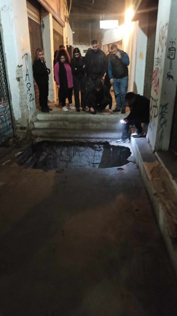Σοκ στη Θεσσαλονίκη: Τρύπα τριών μέτρων στο οδόστρωμα «κατάπιε» δύο δεκαεννιάχρονους – Δείτε ε