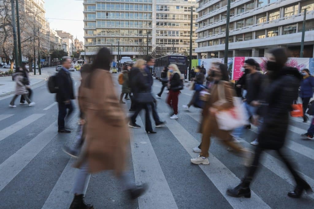 Kορονοϊός και γρίπη γεμίζουν τα νοσοκομεία: Επανέρχονται μέτρα και μάσκες