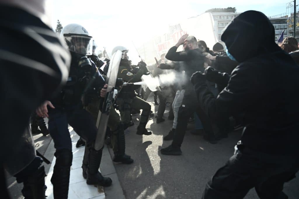 Ένταση και χημικά στη Βουλή με φοιτητές και ΜΑΤ
