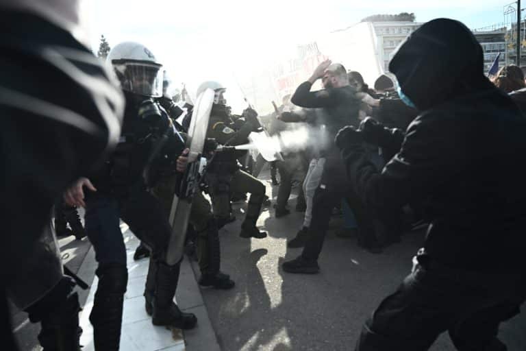 Ένταση και χημικά στη Βουλή με φοιτητές και ΜΑΤ