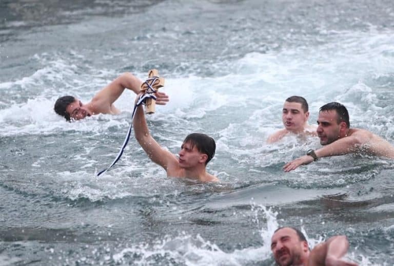 Θεοφάνεια: Με λαμπρότητα τελέστηκε ο Αγιασμός των Υδάτων [εικόνες]