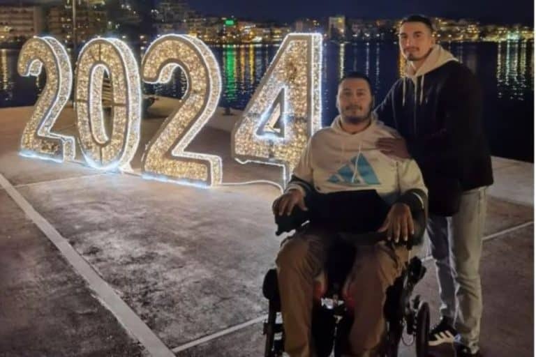 Εύβοια: Συγκλονίζει ο 26χρονος που καθηλώθηκε σε αμαξίδιο πιάνοντας τον σταυρό – «Δώστε μια αγκαλιά»