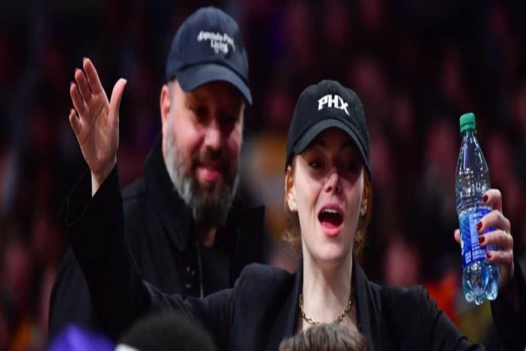 Έμμα Στόουν: Έγινε… viral σε αγώνα NBA για να χαιρετήσει παίκτη των Φοίνιξ Σανς [βίντεο]