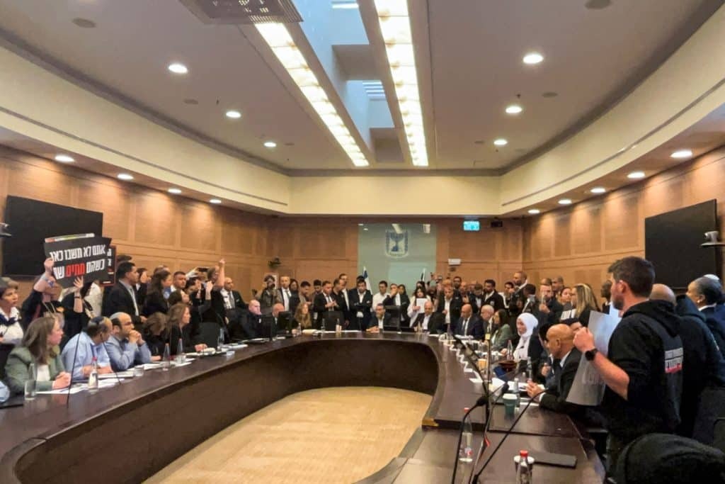 Ισραήλ: Συγγενείς ομήρων της Χαμάς εισέβαλαν στο ισραηλινό κοινοβούλιο