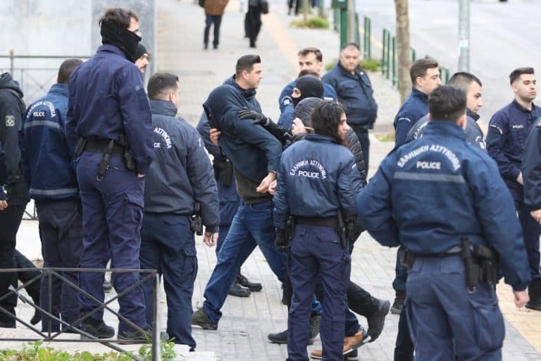 Κολωνός – Προκαλεί ο Μίχος: «Ήμουν ερωτευμένος με τη 12χρονη»