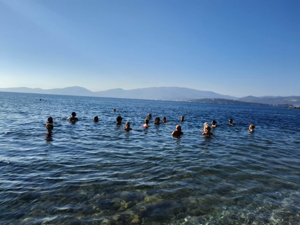 Ναύπλιο: 93χρονος βουτάει στα παγωμένα νερά – «Τα οφέλη είναι πολλά» [Βίντεο]
