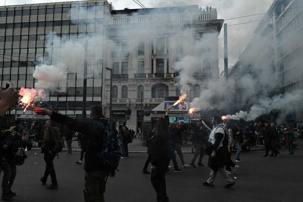 Ένταση στην Πατησίων μετά το φοιτητικό συλλαλητήριο – Έσπασαν καταστήματα