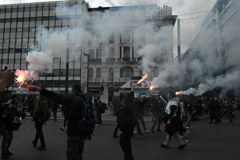 Ένταση στην Πατησίων μετά το φοιτητικό συλλαλητήριο – Έσπασαν καταστήματα