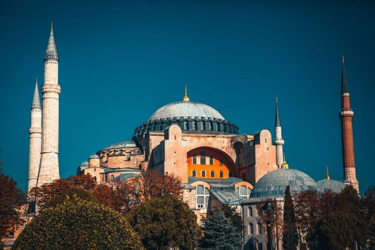 Αγία Σοφία: Σάλος με δημοσίευμα της Cumhuriyet – «Έστρωσαν με παρκέ τα ιστορικά σκαλιά»