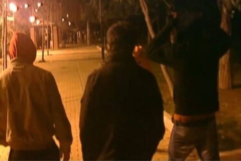 Αγία Παρασκευή: Σοκάρει η περιγραφή της μητέρας του 13χρονου για τους ανήλικους «νταήδες» – «Ήταν ξυπόλητος και έτρεχαν αίματα» [βίντεο]