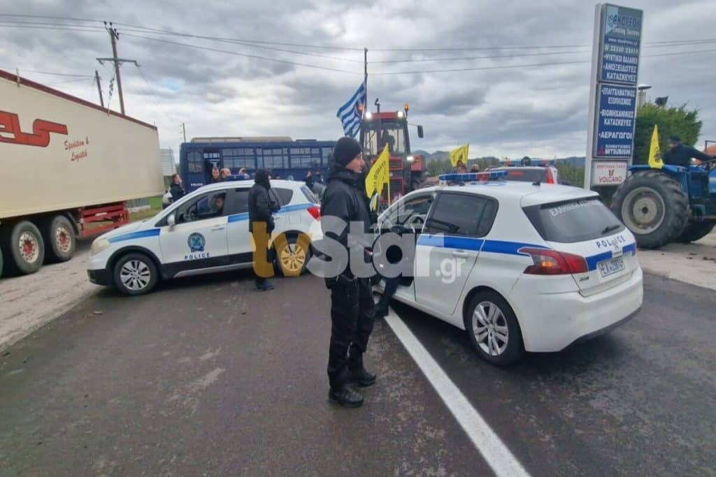 Αγρότες: Στήθηκαν τα πρώτα μπλόκα – Δεκάδες τρακτέρ έκλεισαν την Εθνική Οδό Αθηνών – Λαμίας στ