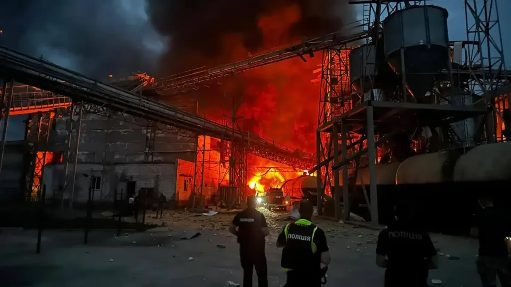 Διυλιστήριο στη Ρωσία τυλίχτηκε στις φλόγες – Υποψίες για επίθεση της Ουκρανίας με drones [Βίντεο]