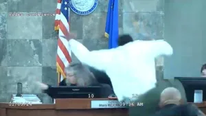 Κατηγορούμενος επιτίθεται σε δικαστή όταν του ανακοινώνει ότι θα μπει στη φυλακή [Βίντεο]