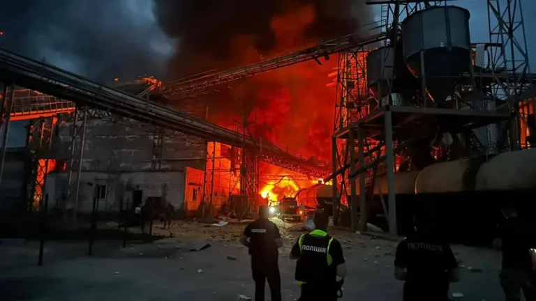 Διυλιστήριο στη Ρωσία τυλίχτηκε στις φλόγες – Υποψίες για επίθεση της Ουκρανίας με drones [Βίντεο]