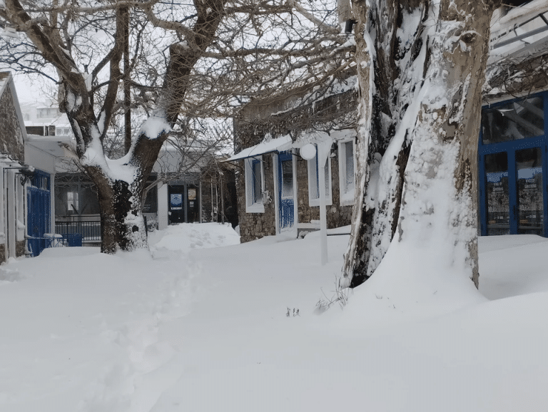Στα λευκά η Σαμοθράκη μετά το πέρασμα του χιονιά – Κλειστά τα σχολεία στο νησί [Εικόνες]