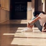 Πάτρα: Σοκάρει η μαρτυρία της μητέρας της 13χρονης που αναγκάστηκε από ανήλικες να τους φιλήσει τα πόδια – «Η κόρη μου φοβάται να πάει σχολείο» [βίντεο]