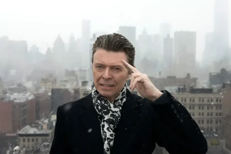 Δρόμος στο Παρίσι πήρε το όνομα του David Bowie -Πλήθος θαυμαστών στην τελετή ονοματοδοσίας