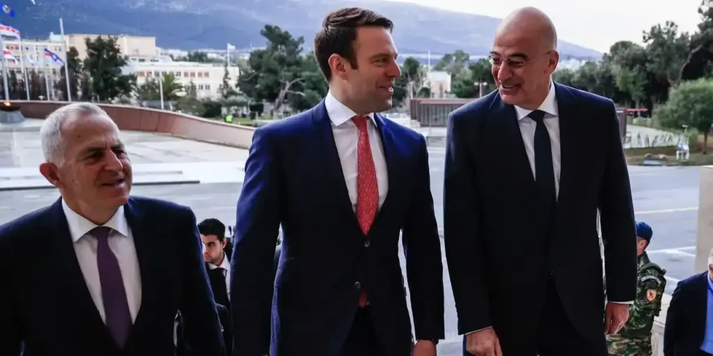 Ο Δένδιας μετά τη συνάντηση με τον Κασσελάκη: Αναγκαία η ομοψυχία του πολιτικού κόσμου στα εθνικά ζη