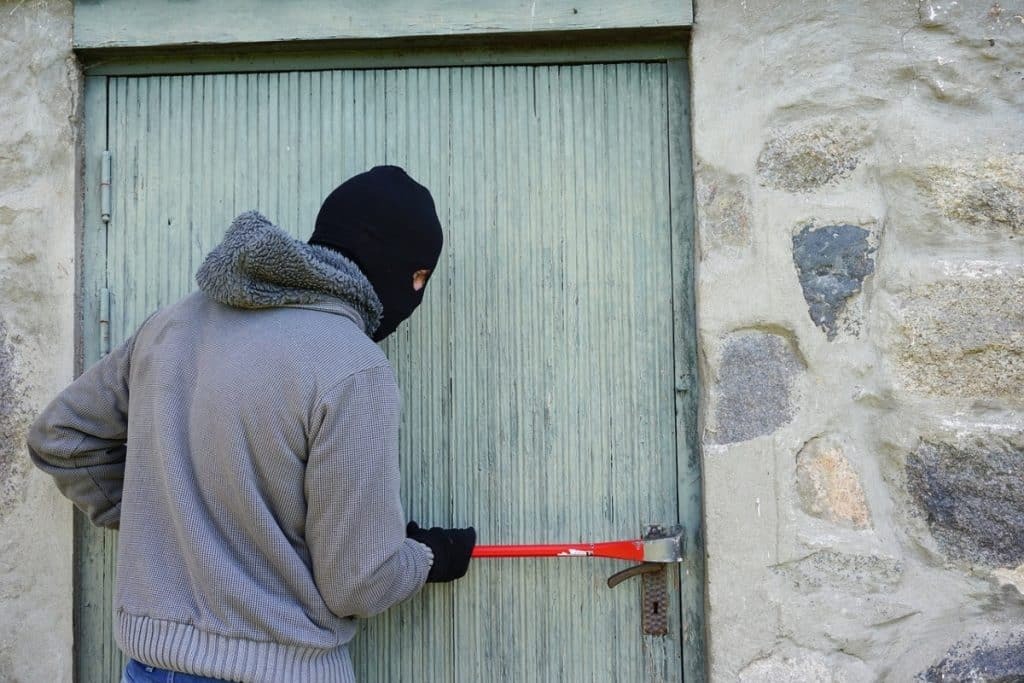 Βόλος: Ανήλικοι διέρρηξαν εμπορικά καταστήματα – Βούτηξαν 533,65 ευρώ και ρούχα