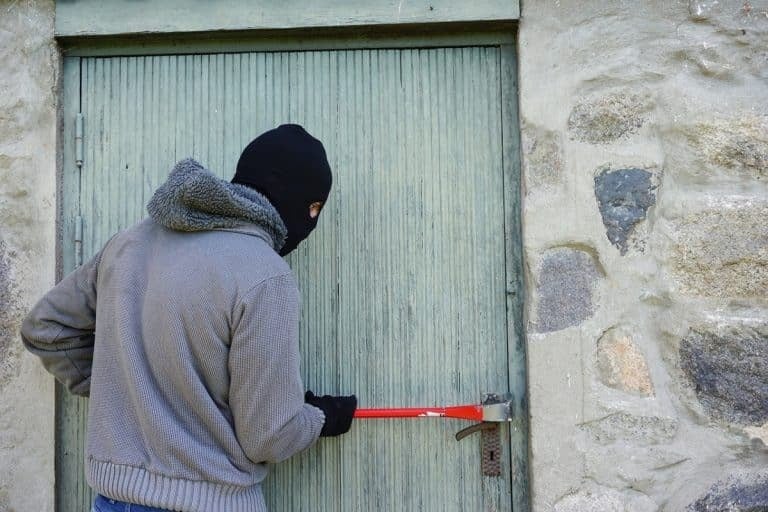 Βόλος: Ανήλικοι διέρρηξαν εμπορικά καταστήματα – Βούτηξαν 533,65 ευρώ και ρούχα