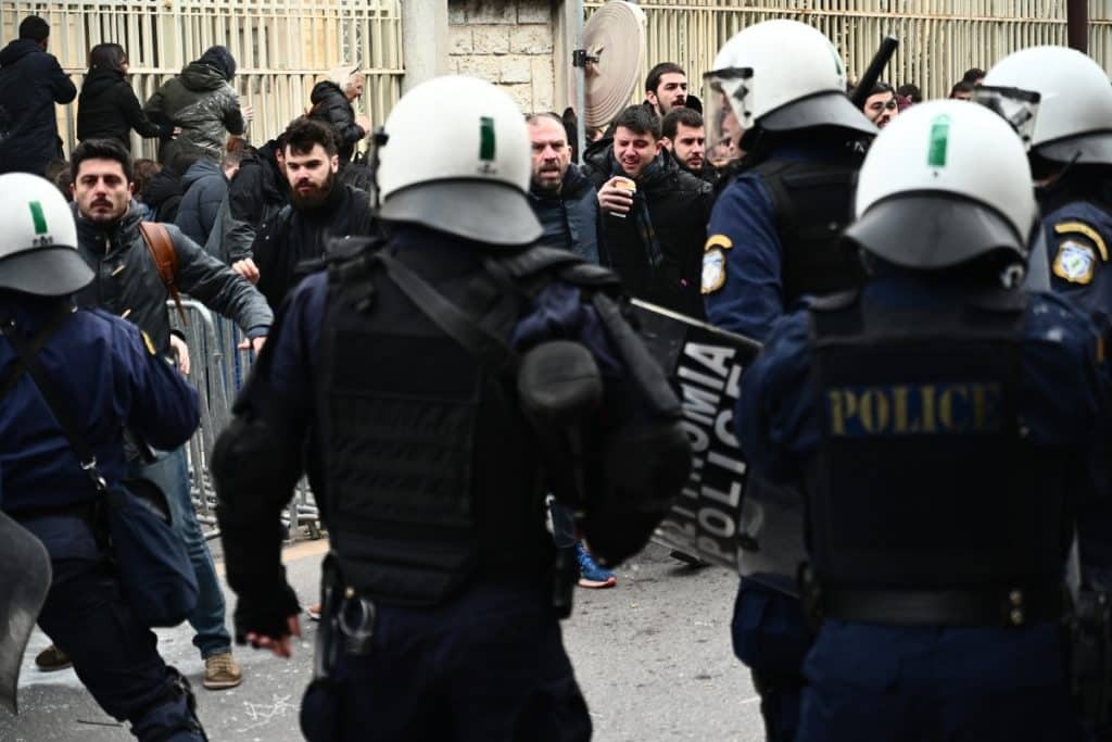 Ζωγράφου: Επεισόδια έξω από το Αστυνομικό Τμήμα κατά την έξοδο της Ιωάννας Κολοβού – Έκαναν έξ