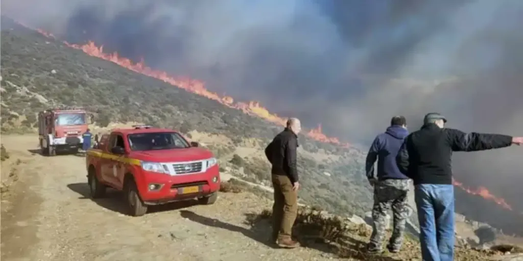 Φωτιά τώρα στην Άνδρο: Κινητοποιήθηκαν επίγειες και εναέριες δυνάμεις της Πυροσβεστικής