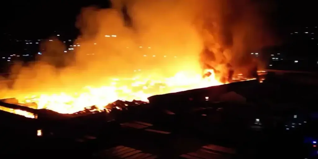 Ουαλία: Μεγάλη πυρκαγιά σε βιομηχανικό πάρκο [βίντεο]