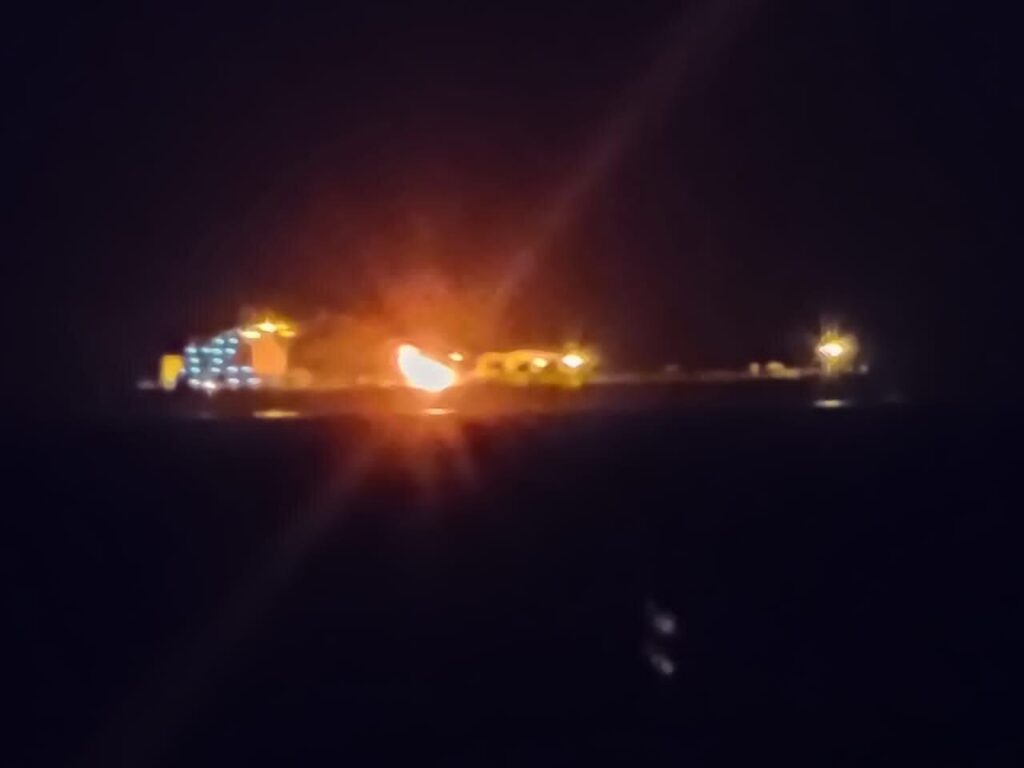Παλεύει με τη φωτιά το πλήρωμα δεξαμενόπλοιου που δέχθηκε πύραυλο των Χούθι