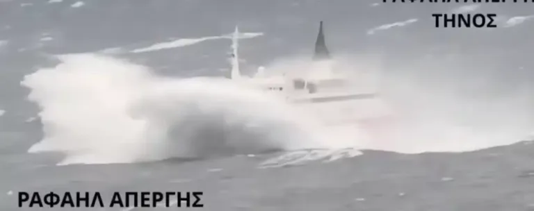 Τήνος: Το Fast Ferries Andros «σκεπάζεται» από τα κύματα [βίντεο]